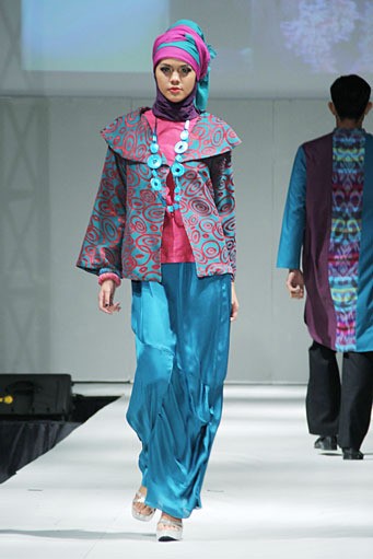 Meeta Fauzan Magnificent Nature. IPBM [Ikatan Perancang Busana Muslim] Jabar collection 2013 Fashion & Art at The Trans Luxury Hotel. Bandung. [Foto: Mohammad Abduh/Wolipop]