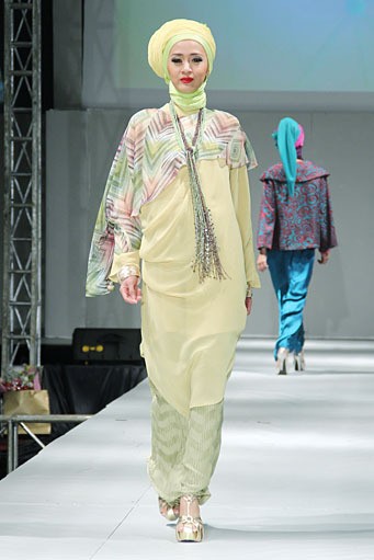 Meeta Fauzan Magnificent Nature. IPBM [Ikatan Perancang Busana Muslim] Jabar collection 2013 Fashion & Art at The Trans Luxury Hotel. Bandung. [Foto: Mohammad Abduh/Wolipop]