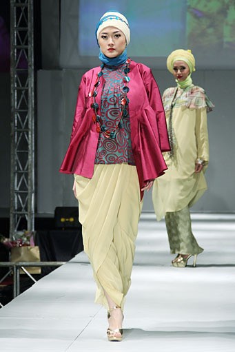 Meeta Fauzan Magnificent Nature. IPBM [Ikatan Perancang Busana Muslim] Jabar collection 2013 Fashion & Art at The Trans Luxury Hotel. Bandung. [Foto: Mohammad Abduh/Wolipop]