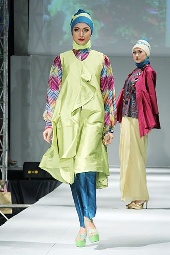 Meeta Fauzan Magnificent Nature. IPBM [Ikatan Perancang Busana Muslim] Jabar collection 2013 Fashion & Art at The Trans Luxury Hotel. Bandung. [Foto: Mohammad Abduh/Wolipop]