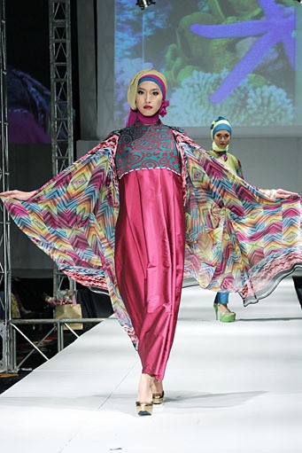 Meeta Fauzan Magnificent Nature. IPBM [Ikatan Perancang Busana Muslim] Jabar collection 2013 Fashion & Art at The Trans Luxury Hotel. Bandung. [Foto: Mohammad Abduh/Wolipop]