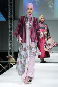 Meeta Fauzan Magnificent Nature. IPBM [Ikatan Perancang Busana Muslim] Jabar collection 2013 Fashion & Art at The Trans Luxury Hotel. Bandung. [Foto: Mohammad Abduh/Wolipop]