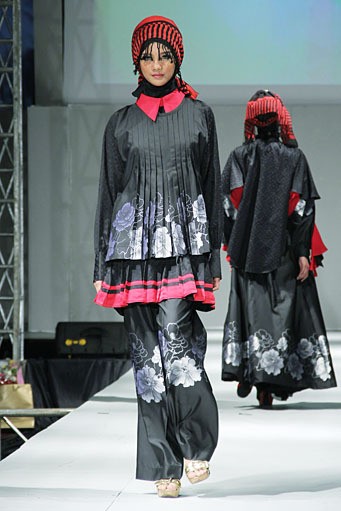 Ernie Kosasih Truly Elegan. IPBM [Ikatan Perancang Busana Muslim] Jabar collection 2013 Fashion & Art at The Trans Luxury Hotel. Bandung. [Foto: Mohammad Abduh/Wolipop]