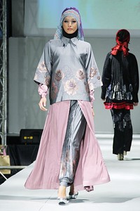 Ernie Kosasih Truly Elegan. IPBM [Ikatan Perancang Busana Muslim] Jabar collection 2013 Fashion & Art at The Trans Luxury Hotel. Bandung. [Foto: Mohammad Abduh/Wolipop]