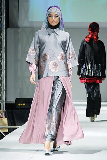 Ernie Kosasih Truly Elegan. IPBM [Ikatan Perancang Busana Muslim] Jabar collection 2013 Fashion & Art at The Trans Luxury Hotel. Bandung. [Foto: Mohammad Abduh/Wolipop]