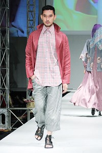 Ernie Kosasih Truly Elegan. IPBM [Ikatan Perancang Busana Muslim] Jabar collection 2013 Fashion & Art at The Trans Luxury Hotel. Bandung. [Foto: Mohammad Abduh/Wolipop]