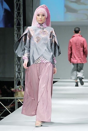 Ernie Kosasih Truly Elegan. IPBM [Ikatan Perancang Busana Muslim] Jabar collection 2013 Fashion & Art at The Trans Luxury Hotel. Bandung. [Foto: Mohammad Abduh/Wolipop]
