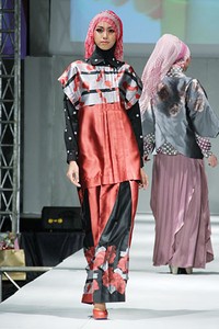 Ernie Kosasih Truly Elegan. IPBM [Ikatan Perancang Busana Muslim] Jabar collection 2013 Fashion & Art at The Trans Luxury Hotel. Bandung. [Foto: Mohammad Abduh/Wolipop]