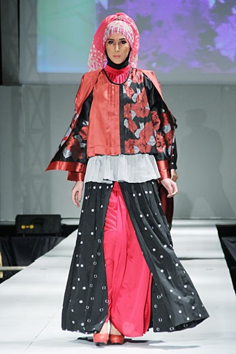 Ernie Kosasih Truly Elegan. IPBM [Ikatan Perancang Busana Muslim] Jabar collection 2013 Fashion & Art at The Trans Luxury Hotel. Bandung. [Foto: Mohammad Abduh/Wolipop]