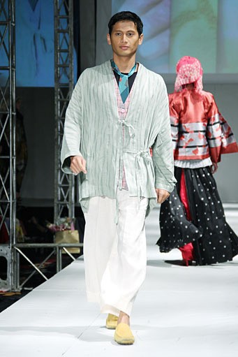 Ernie Kosasih Truly Elegan. IPBM [Ikatan Perancang Busana Muslim] Jabar collection 2013 Fashion & Art at The Trans Luxury Hotel. Bandung. [Foto: Mohammad Abduh/Wolipop]