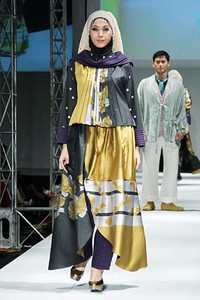 Ernie Kosasih Truly Elegan. IPBM [Ikatan Perancang Busana Muslim] Jabar collection 2013 Fashion & Art at The Trans Luxury Hotel. Bandung. [Foto: Mohammad Abduh/Wolipop]