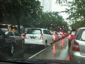 Curhat Mereka yang Terjebak Macet: Dari Nahan Pipis Sampai Nahan Lapar