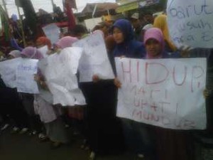 Jelang Paripurna DPRD Garut, Kantor Aceng Mulai Diguncang Demo