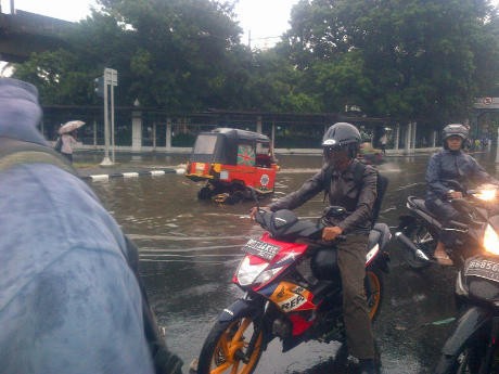 Genangan Air di Gambir Bikin Kendaraan Mogok, Lalin Macet Total