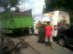Truk Nyemplung ke Got di Jl Raya Joglo, Macet 2 Km