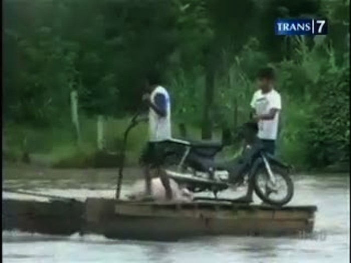 Rakit Oleng, Penumpang Hanyut, Motor Tenggelam