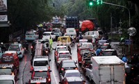 Jalan ByPass Kebon Nanas, Jakarta Timur, terjadi kemacetan yang sangat panjang dan parah akibat genangan banjir setinggi 40 cm dibawah kolong jembatan Cawang, Jakarta Timur, Jumat (21/12).