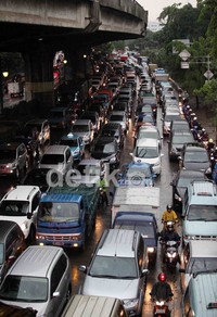 Hujan deras yang mengguyur wilayah Jakarta dan sekitarnya, Jumat (21/12), mengakibatkan banjir dan kemacetan arus kendaraan yang sangat panjang, di Jalan ByPAss, Kebon Nanas, Jakarta Timur.