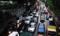 Seorang petugas polisi, mencoba mengatur arus lalulintas kendaraan yang semrawut dan padat, diperempatan lampu merah, Jalan ByPAss Kebon Nanas, Jakarta Timur. Rengga Sancaya/detikcom