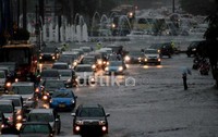 Selain macet jalan thamrin juga tergenang air.