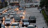 Genangan air tersebut membuat kemacetan semakin panjang.