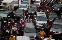 Para pengendara menembus kemacetan di jalan Thamrin, Jakarta, Jumat (21/12/2012)