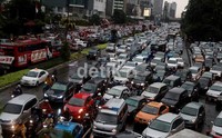 Macet tejadi di ke dua arah jalan Thamrin menuju Sudirman dan sebaliknya.