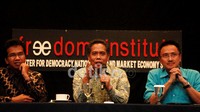 Tiga pengacara Mallarangeng yakni (kiri ke kanan) Ifdhal Kasim, Luhut Pangaribuan, dan Hary Pontoh.