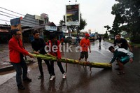 Beberapa mahasiswa melakukan pemblokiran menggunakan pohon pisang.