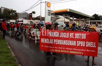 Warga berorasi tepat di depan SPBU Shell di Jalan Joglo Raya.