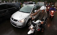 Aksi membuat lalu lintas di Jalan Joglo Raya macet.