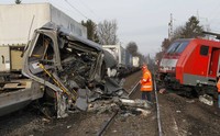 2 Kereta listrik menghantam bus yang mengalami gangguan di sebuah perlintasan KA di Duesseldorf, Jerman. REUTERS/Wolfgang Rattay.