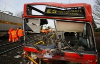 Bus nahas itu ringsek. REUTERS/Wolfgang Rattay.