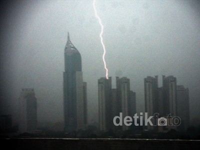 Petir Membelah Jakarta