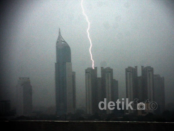 Petir Membelah Jakarta
