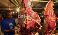 Para pedagang daging di Pasar Klender Jaya, Jakarta Timur, mengeluhkan sepinya para pembeli jelang Natal ini.