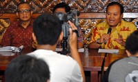 Ketua Fraksi PKS Hidayat Nur Wahid (kanan) memberikan pemaparan dalam konferensi pers 'Refleksi Akhir Tahun PKS'. (Alie).