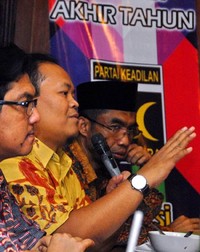 Dalam konferensi pers tersebut, Fraksi PKS menginginkan ke depan pemerintah memaksimalkan potensi dalam negeri dalam kebutuhan pangan nasional. (Alie).