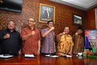 (Ki-ka) Ketua Poksi III Fraksi PKS Aboe Bakar Al Habsy, Anggota DPR RI Fraksi PKS Kemal Azis Stamboel, Wakil Ketua Fraksi PKS Mustafa Kamal, Ketua Fraksi PKS Hidayat Nur Wahid, dan Sekretaris Fraksi PKS Abdul Hakim mengepalkan tangan usai menggelar konferensi 'Refleksi Akhir Tahun PKS'. (Alie).