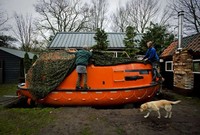 Pria bernama Pieter Frank van der Meer tersebut menyiapkan sekoci di depan rumahnya di desa Kootwijkerbroek, Belanda tengah, yang terletak sekitar 20 kilometer dari laut. AFP/ANP/Robin Van Lonkhuijsen.