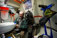 Pria Belanda itu membeli sekoci tersebut seharga 13 ribu euro. Di dalam sekoci tersebut ada toilet, bak air dan sebuah kursi mobil untuk anak. Sekitar 35 orang telah memesan tempat di sekoci tersebut! AFP/ANP/Robin Van Lonkhuijsen.