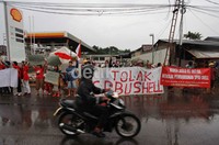 Warga RT 07 dan 08, Joglo, Jakarta Barat berdemo tepat di depan SPBU Shell.