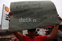 Warga membawa poster-poster tuntutan