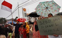 Penolakan tersebut dilakukan karena lokasinya berdekatan dengan perumahan warga.