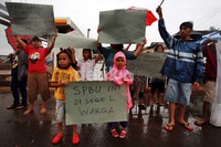 Meski hujan gerimis tak menyuerutkan mereka untuk berdemo.