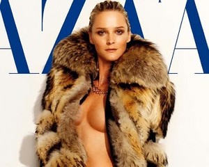 Top Model Carmen Kass Nyaris Bugil di Sampul Bazaar Spanyol