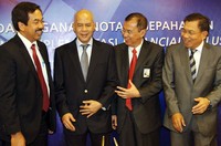 Direktur Bisnis dan Kelembagaan BRI Asmawi Syam (kanan) bersama Direktur Bisnis Konsumer BRI A Toni Soetirto (dua dari kiri) berbincang dengan Direktur IT Solutions & Strategic Portfolio Telkom Indra Utoyo (dua dari kanan) serta Direktur Enterprise Wholesale Telkom M Awaluddin (kiri), usai menandatangani nota kesepahaman di Jakarta, Kamis (20/19). (dok BRI)