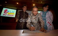 Gerakan ini dideklarasikan ditengah sorotan Komisi VII DPR atas inefisiensi PT PLN (persero) Rp 37 triliun pada 2009-2010.
