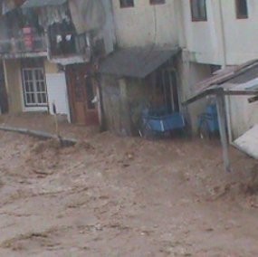 Hujan Deras, Benteng Pembatas Sungai Cidurian Jebol