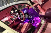 Untuk tampilan dashboard dan sekelilingnya, Milka memilih untuk menggunakan bulu belundru berwarna pink yang dikawinkan dengan warna ungu.